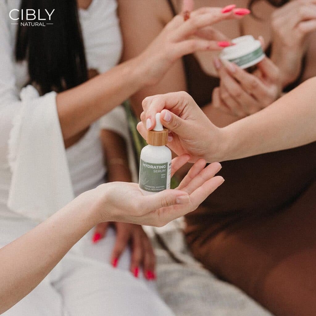 Група жени споделят и нанасят натурална козметика от марката Cibly, демонстрирайки ритуал за грижа за кожата.