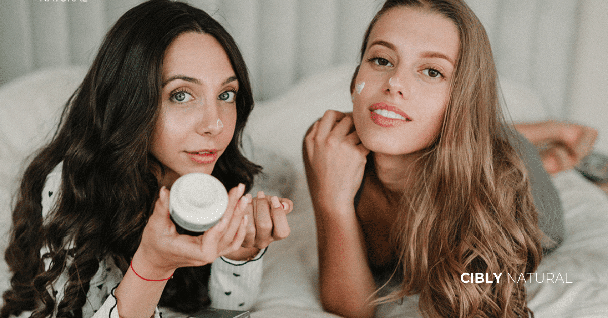 Жена чете етикет на козметичен продукт с увереност и знание