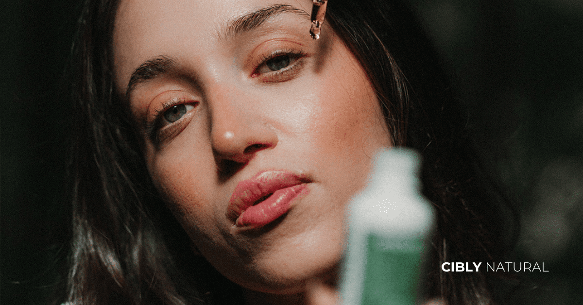 Жена нанася хидратиращ серум на влажна кожа – правилна техника за многослойна хидратация