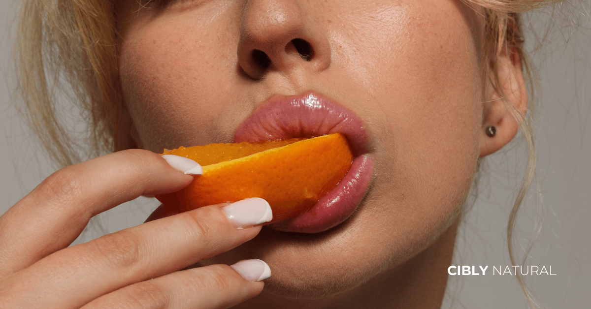 Жена с напукани устни преди и меки устни след възстановяване с натурален балсам от Cibly