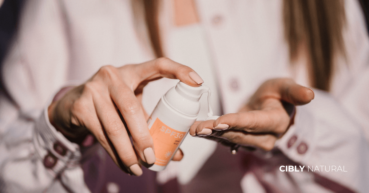 Жена нанася правилното количество слънцезащитен крем – два пръста за лице