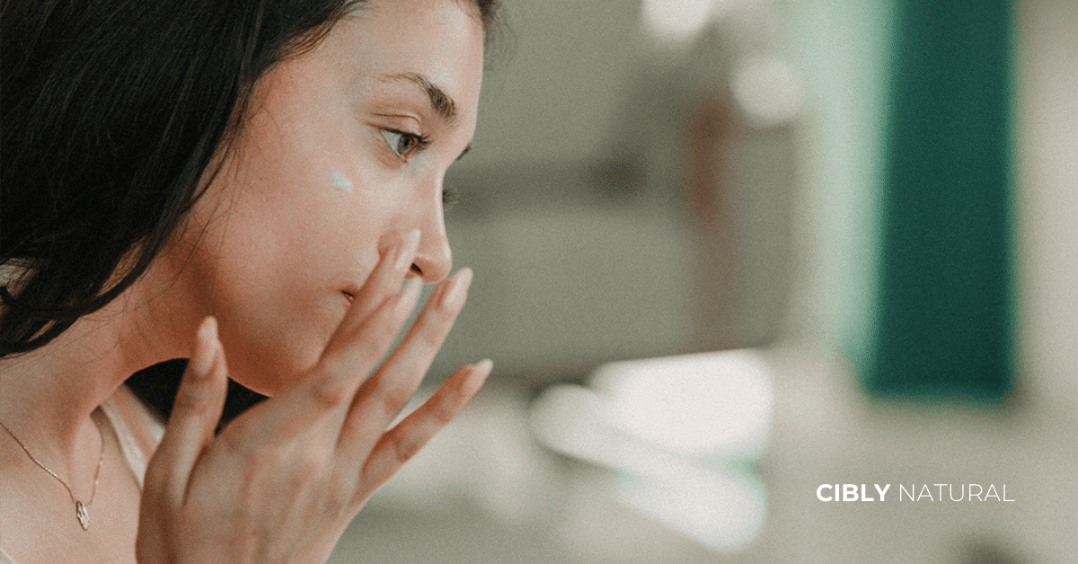 Жена с чиста кожа прави сутрешна рутина за лице – почистване, хидратация и защита