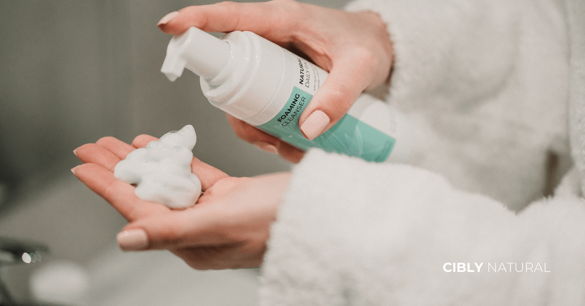 Жена нанася продукти в правилна последователност – от най-лек към най-тежък