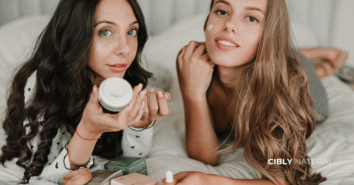 Как да изберем хидратиращ крем според сезона – жена прилага крем през различни сезони