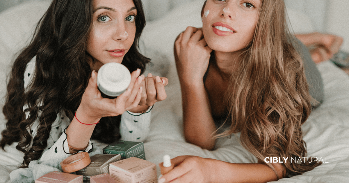 Жена нанася серум с масло от здравец на лицето – натурална грижа за балансирана и здрава кожа