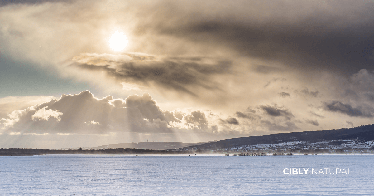 UV лъчи проникват през облаци и снег през зимата – схематична илюстрация