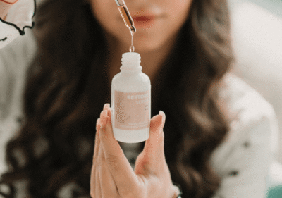 Арганово масло: Златото на Мароко за здрава и младежка кожа 17 Жена нанася арганово масло на лицето - естествена грижа за кожата