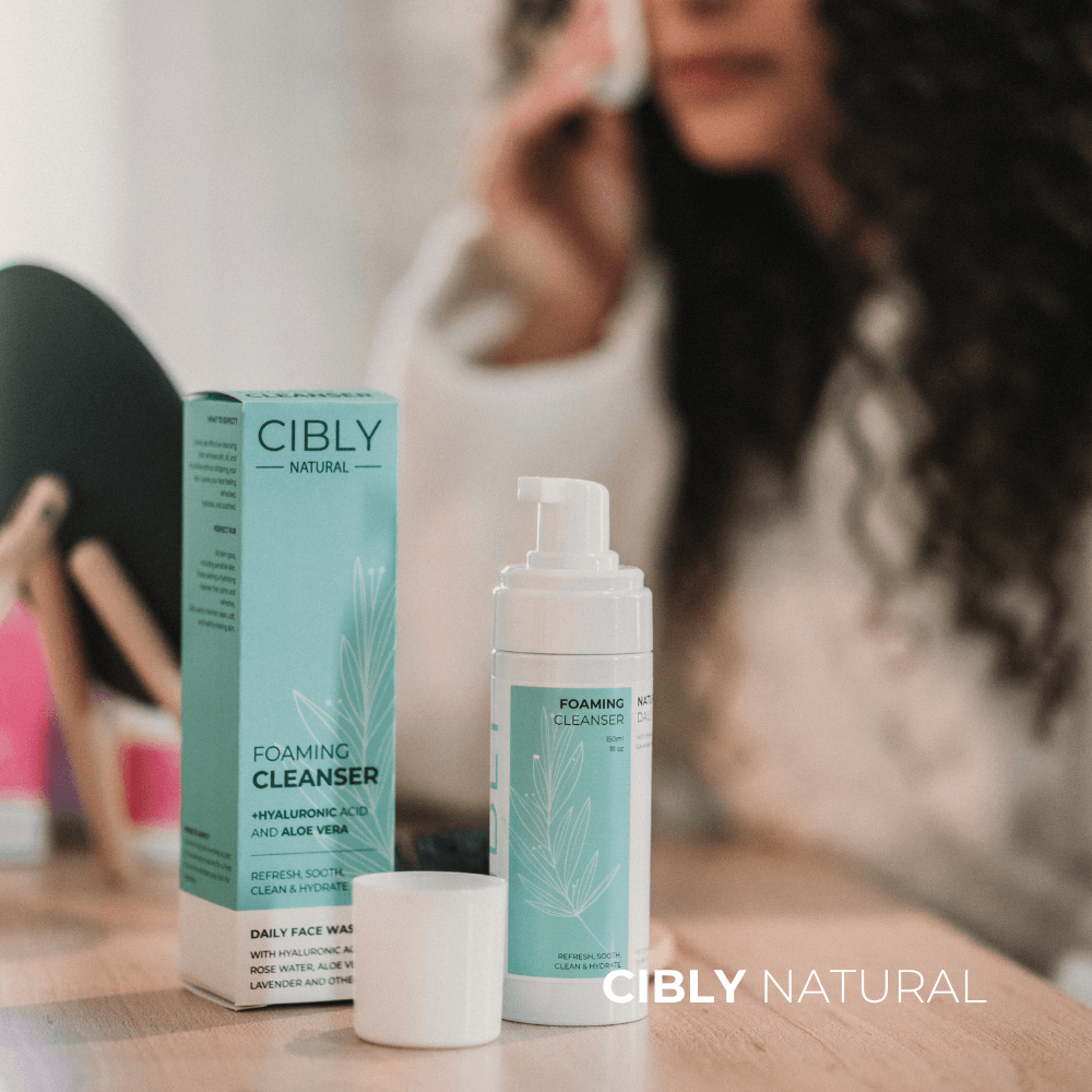 Жена нанася розова вода на лицето с памучен тампон – нежна ежедневна грижа