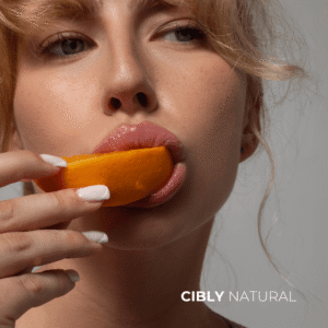 Жена с напукани устни преди и меки устни след възстановяване с натурален балсам от Cibly
