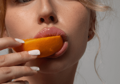 Жена с напукани устни преди и меки устни след възстановяване с натурален балсам от Cibly