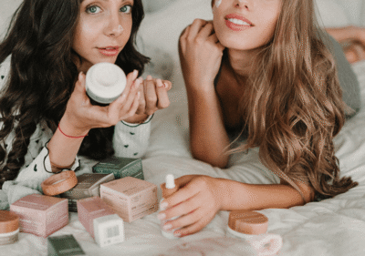 Хидратация на кожата: Как да привлечем, задържим и запечатаем влагата 40 Как да изберем хидратиращ крем според сезона – жена прилага крем през различни сезони