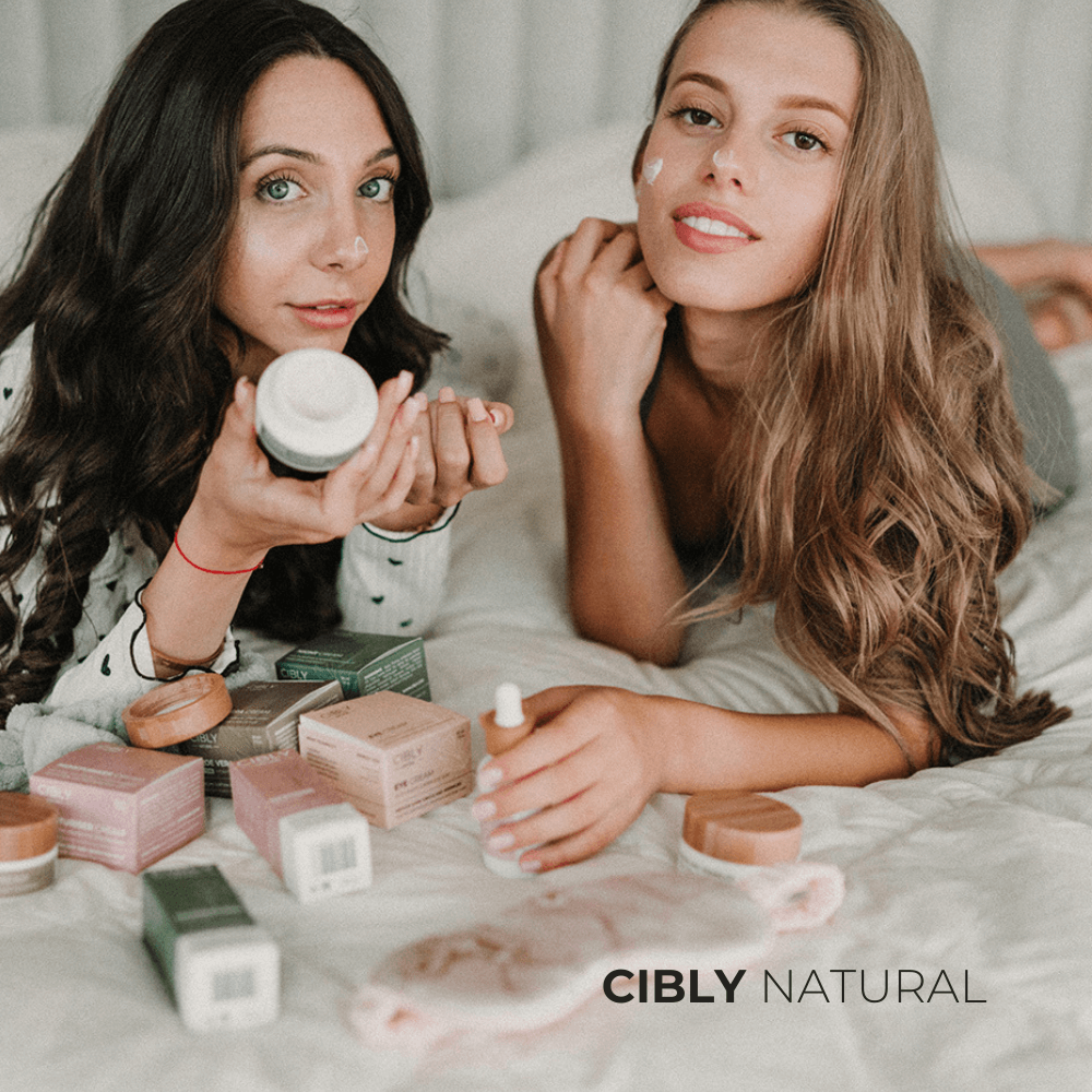 Как да изберем хидратиращ крем според сезона – жена прилага крем през различни сезони