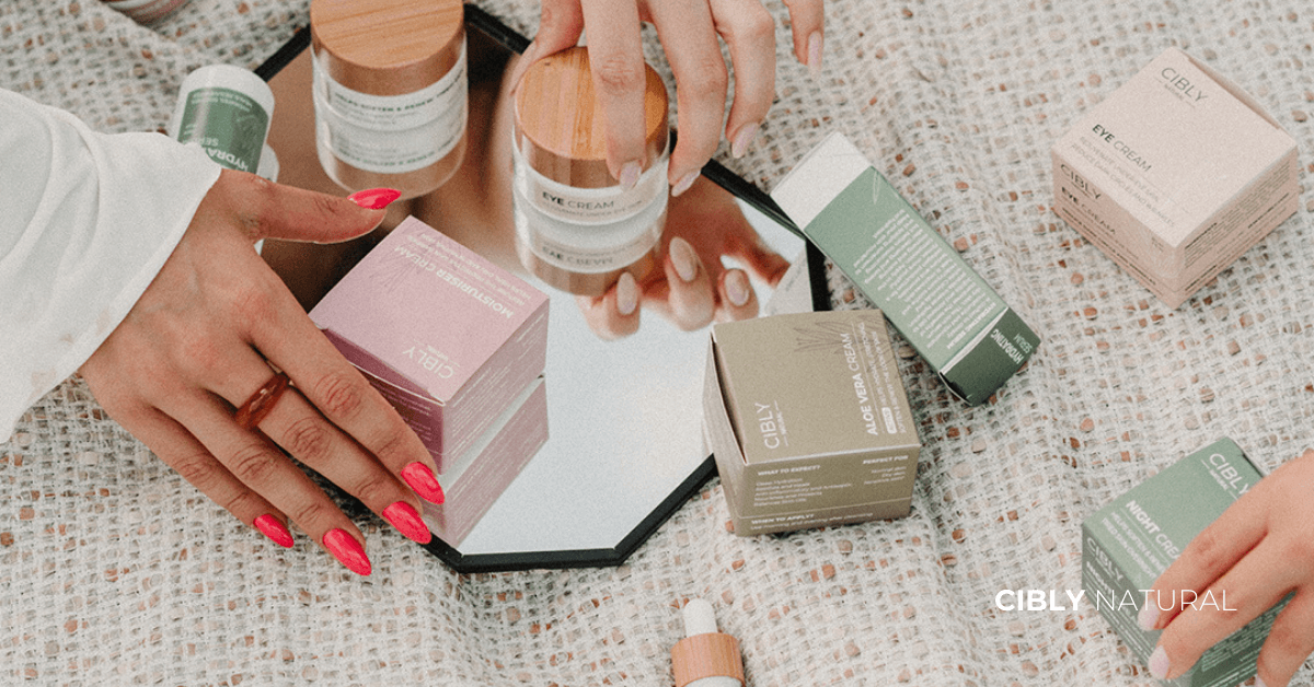 Жена с матова, балансирана мазна кожа без блясък