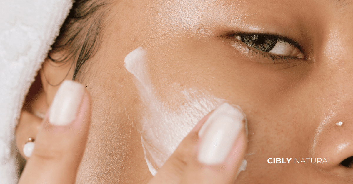 Правилно нанасяне на слънцезащитен крем върху лице демонстрация