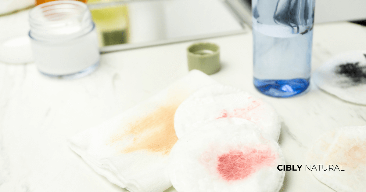 Памучни тампони с остатъци от грим върху бяла повърхност