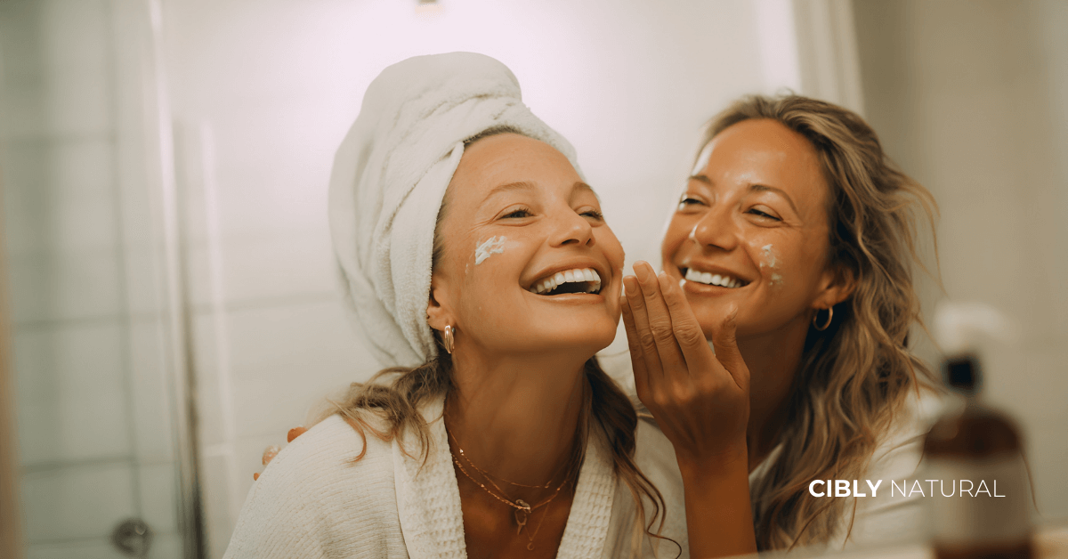 Жена прилага нощен крем на чисто лице пред огледало във вечерна рутина