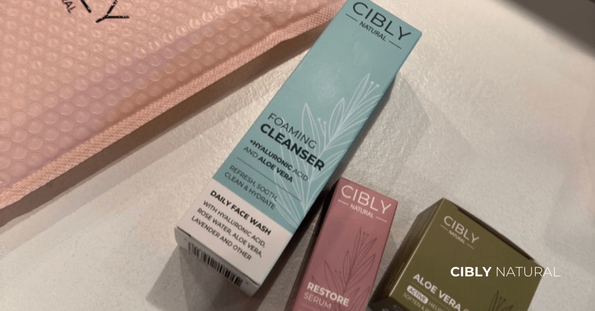 Подредени продукти за вечерна грижа – серум, крем, почистващи средства