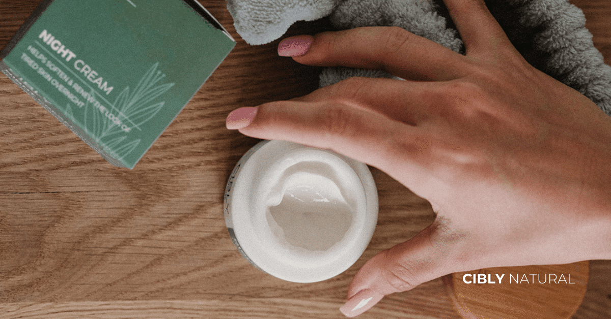 Жена спи спокойно с нанесен нощен крем върху кожата