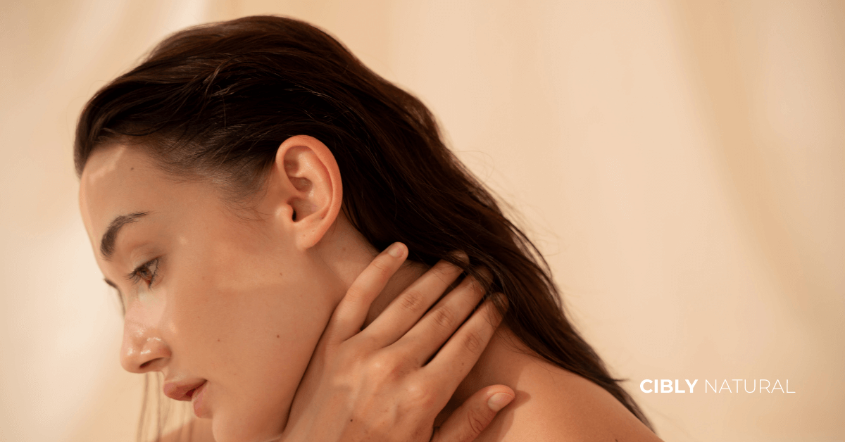 Жена с мазна кожа нанася лек хидратиращ гел върху лицето