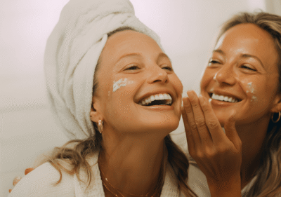 Жена прилага нощен крем на чисто лице пред огледало във вечерна рутина