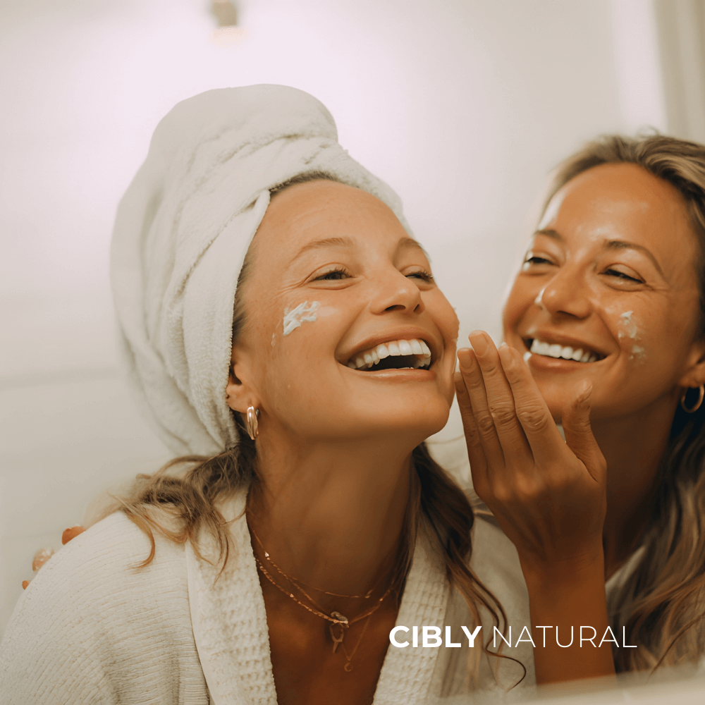 Жена прилага нощен крем на чисто лице пред огледало във вечерна рутина