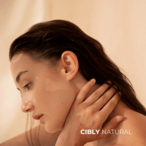 Жена с мазна кожа нанася лек хидратиращ гел върху лицето