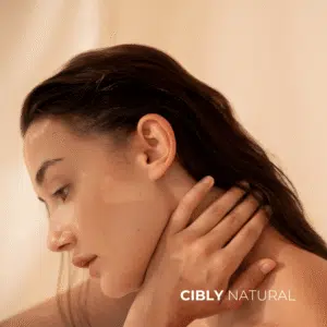 Жена с мазна кожа нанася лек хидратиращ гел върху лицето