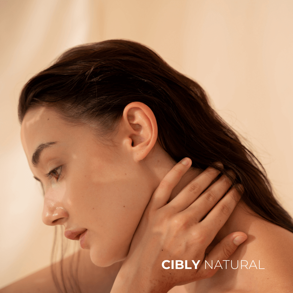 Жена с мазна кожа нанася лек хидратиращ гел върху лицето