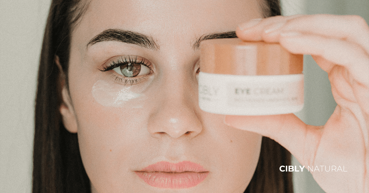 Жена прилага натурален крем за лице от Cibly за здрава кожа през януари