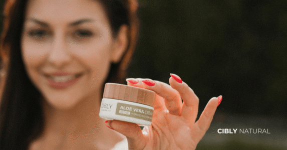 Жена избира хидратиращ крем за лице според типа си кожа с различни продукти