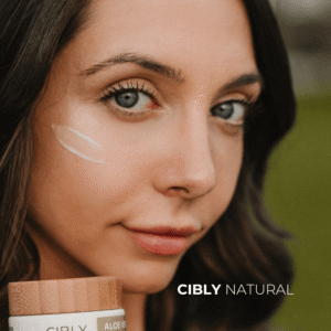 Жена с мека, хидратирана кожа прилага натурален крем за суха кожа на лицето