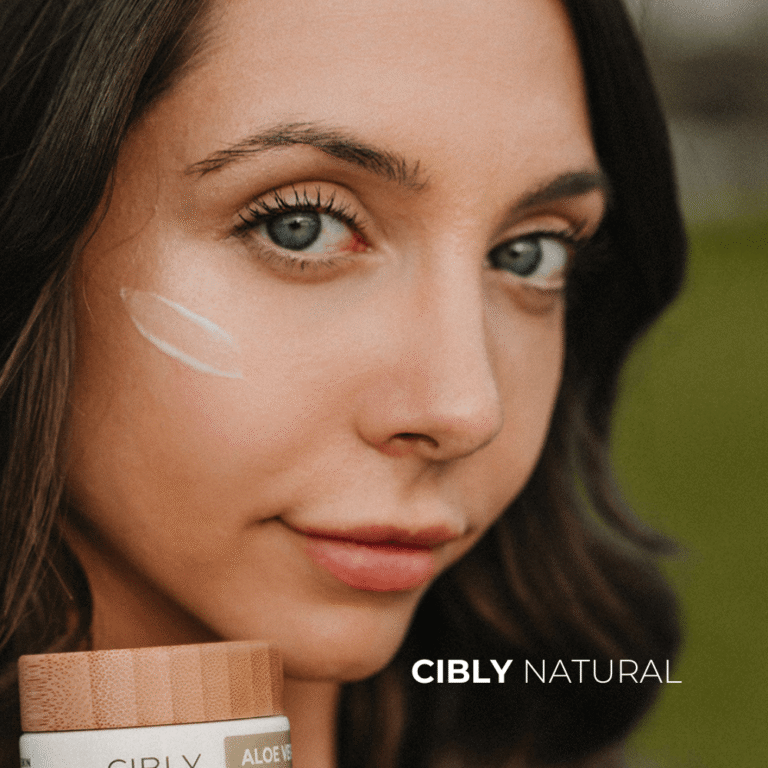 Жена с мека, хидратирана кожа прилага натурален крем за суха кожа на лицето