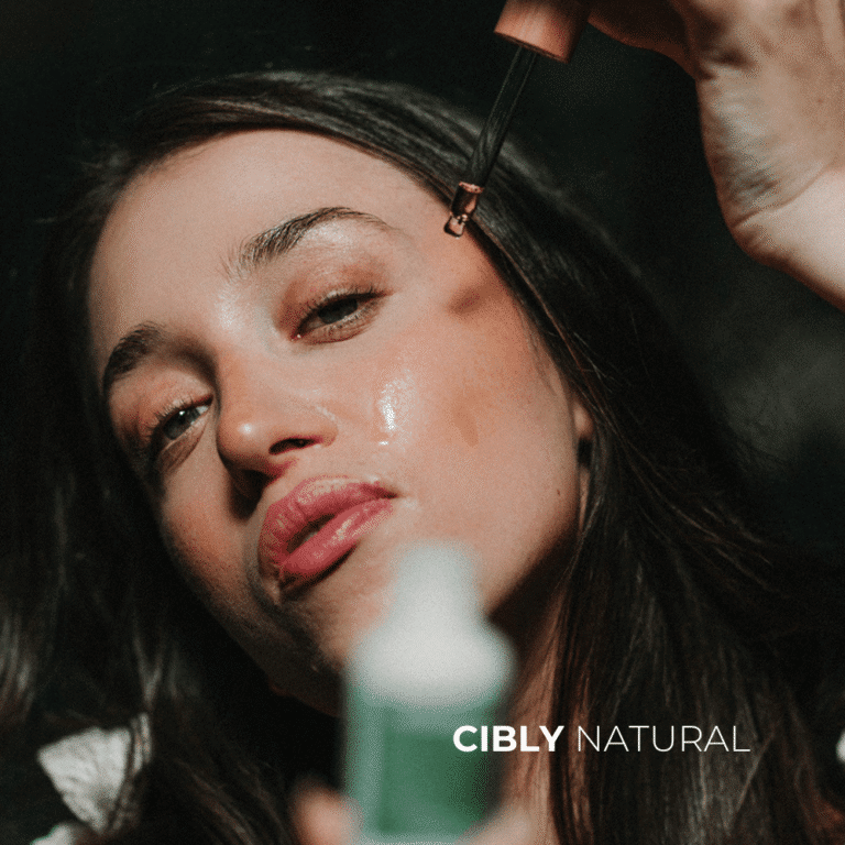 Жена нанася серум с хиалуронова киселина на лицето си правилно