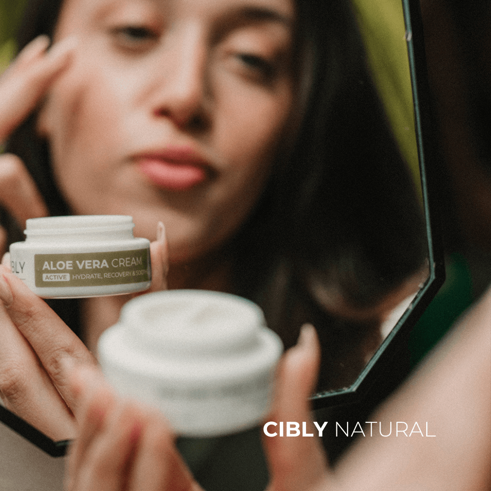 Жена прилага 5-минутна сутрешна рутина за лице с природни продукти