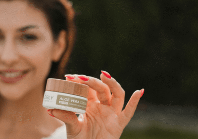 Жена избира хидратиращ крем за лице според типа си кожа с различни продукти