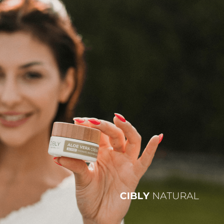 Жена избира хидратиращ крем за лице според типа си кожа с различни продукти