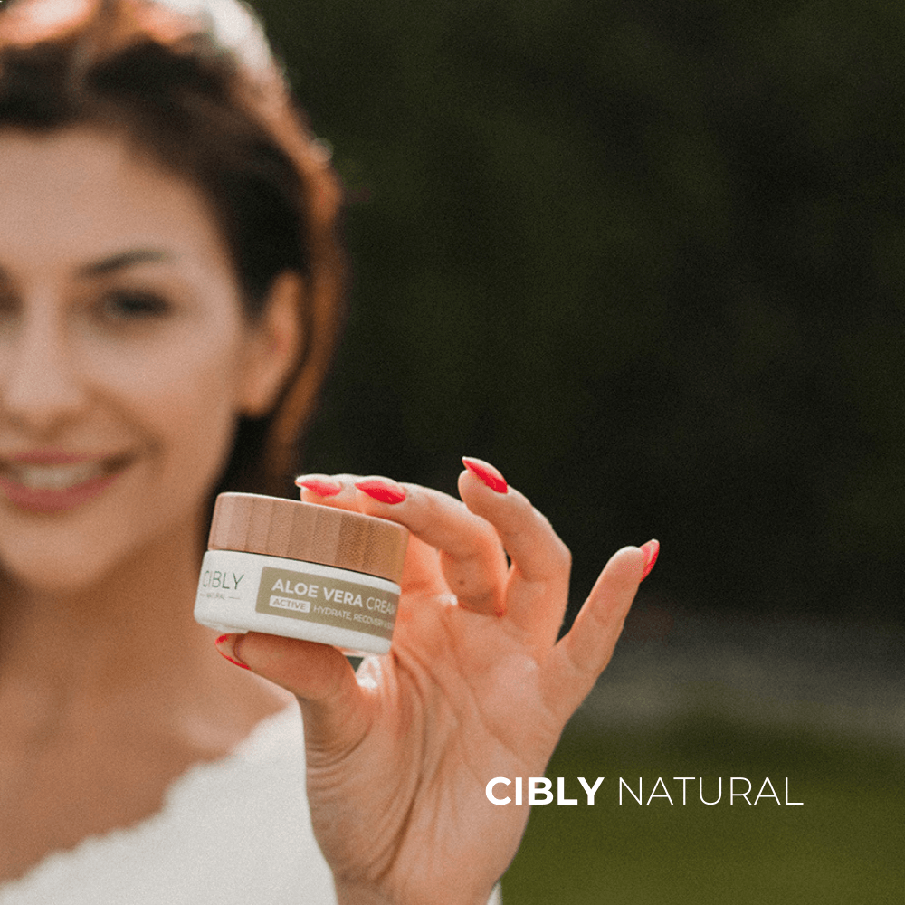 Жена избира хидратиращ крем за лице според типа си кожа с различни продукти