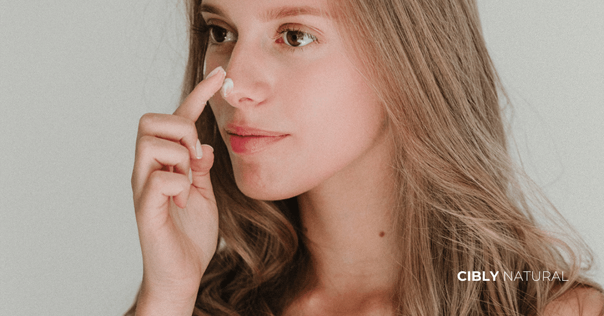 Жена с дълбоко хидратирана кожа на лицето нанася интензивен хидратиращ крем