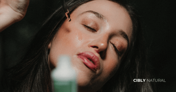 Хидратиращ серум за лице капва върху хидратирана кожа с видими резултати