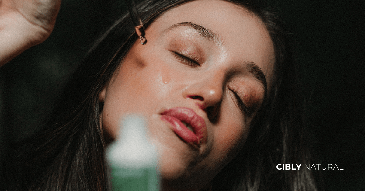 Хидратиращ серум за лице капва върху хидратирана кожа с видими резултати