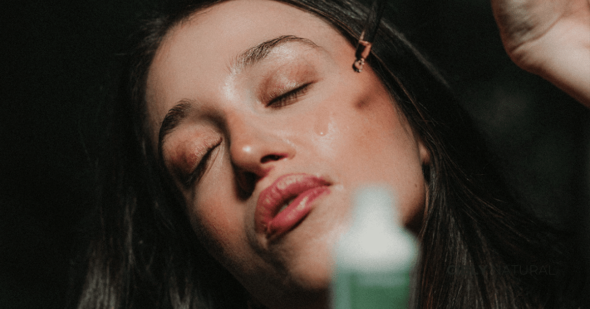 Правилна техника за нанасяне на серум за лице – потупване с пръсти на леко влажна кожа