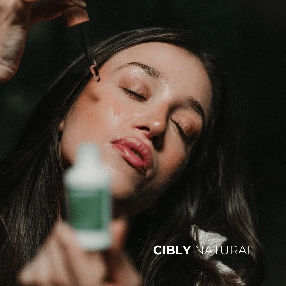 Хидратиращ серум за лице капва върху хидратирана кожа с видими резултати