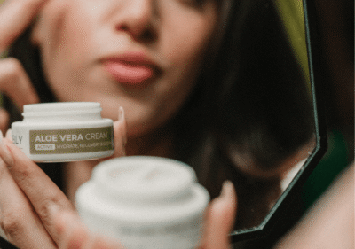 Успокоена атопична кожа след прилагане на натурален хидратиращ крем с алое вера