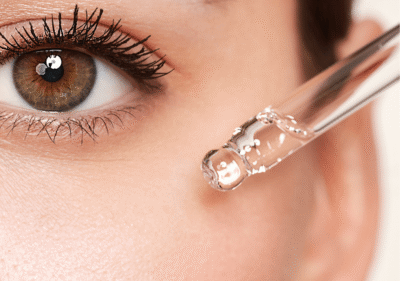 Серум за лице капва от пипета върху хидратирана кожа – избор според типа кожа