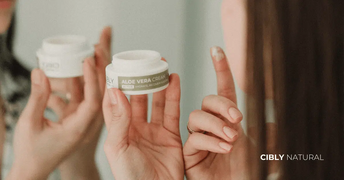 Жена нанася крем с алое вера на лице – лека текстура и бърза абсорбция