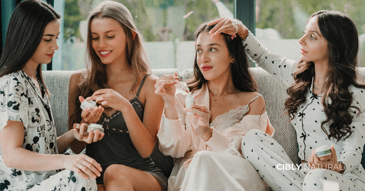 Жена седи спокойно с чаша чай и натурален крем пред нея – self-care ритуал за 8 март