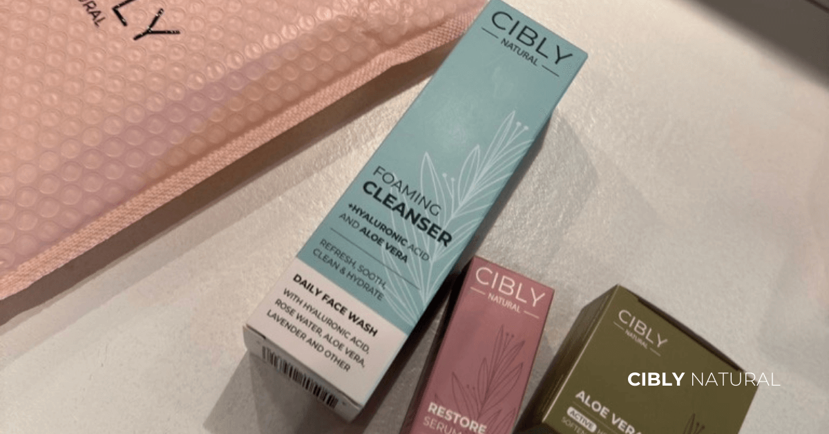 Продукти за 15-минутен self-care ритуал подредени на рафт – почистване, серум, крем