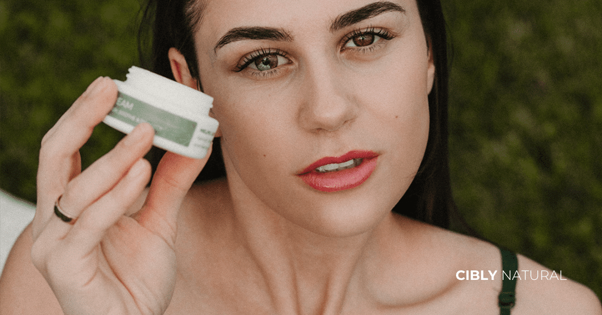 Нощен регенериращ крем с кайсиево масло нанасян на кожата преди сън