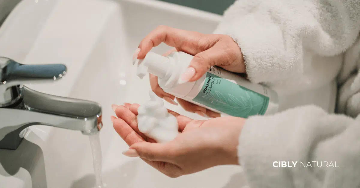 Правилна рутина за акнеична кожа – некомедогенно почистване, серум и дневен крем без запушващи съставки