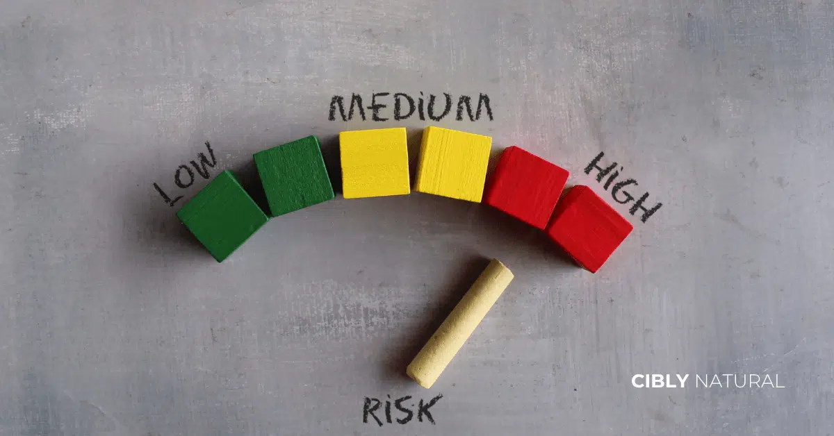 Скала на комедогенност 0-5 с цветови кодове – зелено за безопасни, червено за рискови съставки